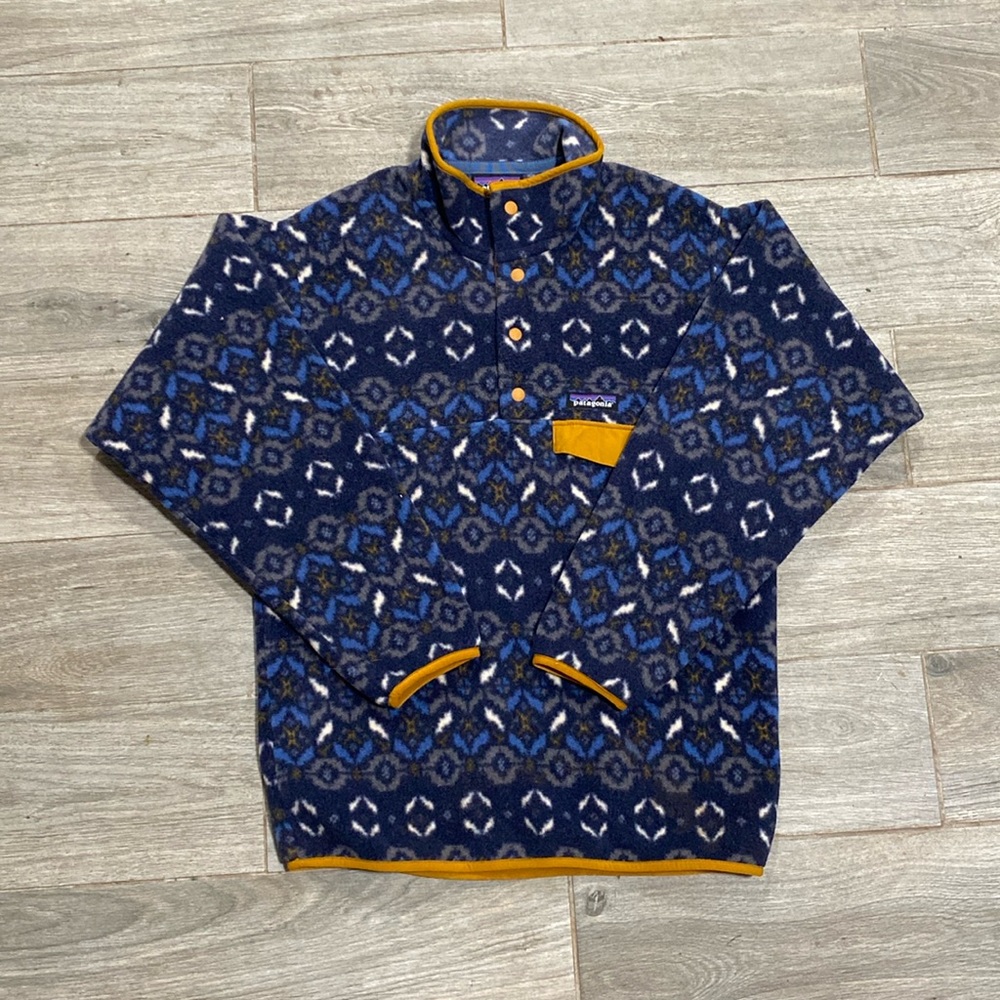 Soft Patagonia ski and snow sweater